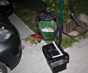 Suwałki. Demolka na osiedlu Północ. Na oczach policjantów wyrzucił pufę przez balkon