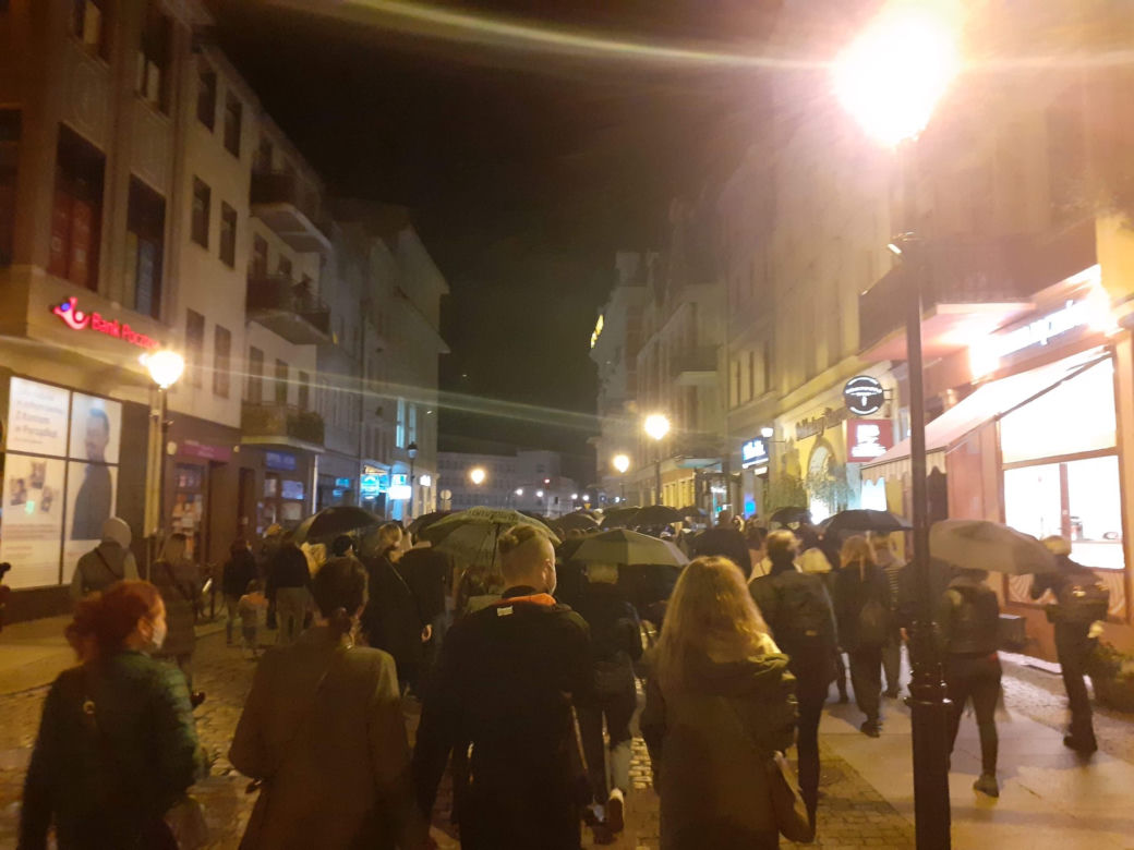 Toruń. "Jeb** PiS" pod pomnikiem Kopernika! WIDEO i ZDJĘCIA z "Czarnego spaceru z czarnymi parasolkami"