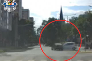 Wypadek we Wrocławiu. Z pomocą ruszył tylko policjant po służbie