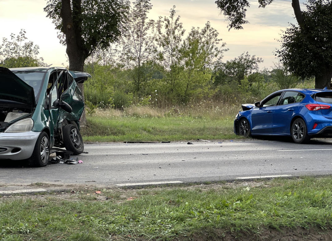Roztrzaskali się na drodze po Pułtuskiem! Jest wielu rannych w tym małe dziecko
