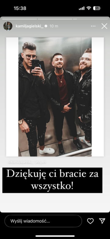 Przyjaciele żegnają zmarłego.