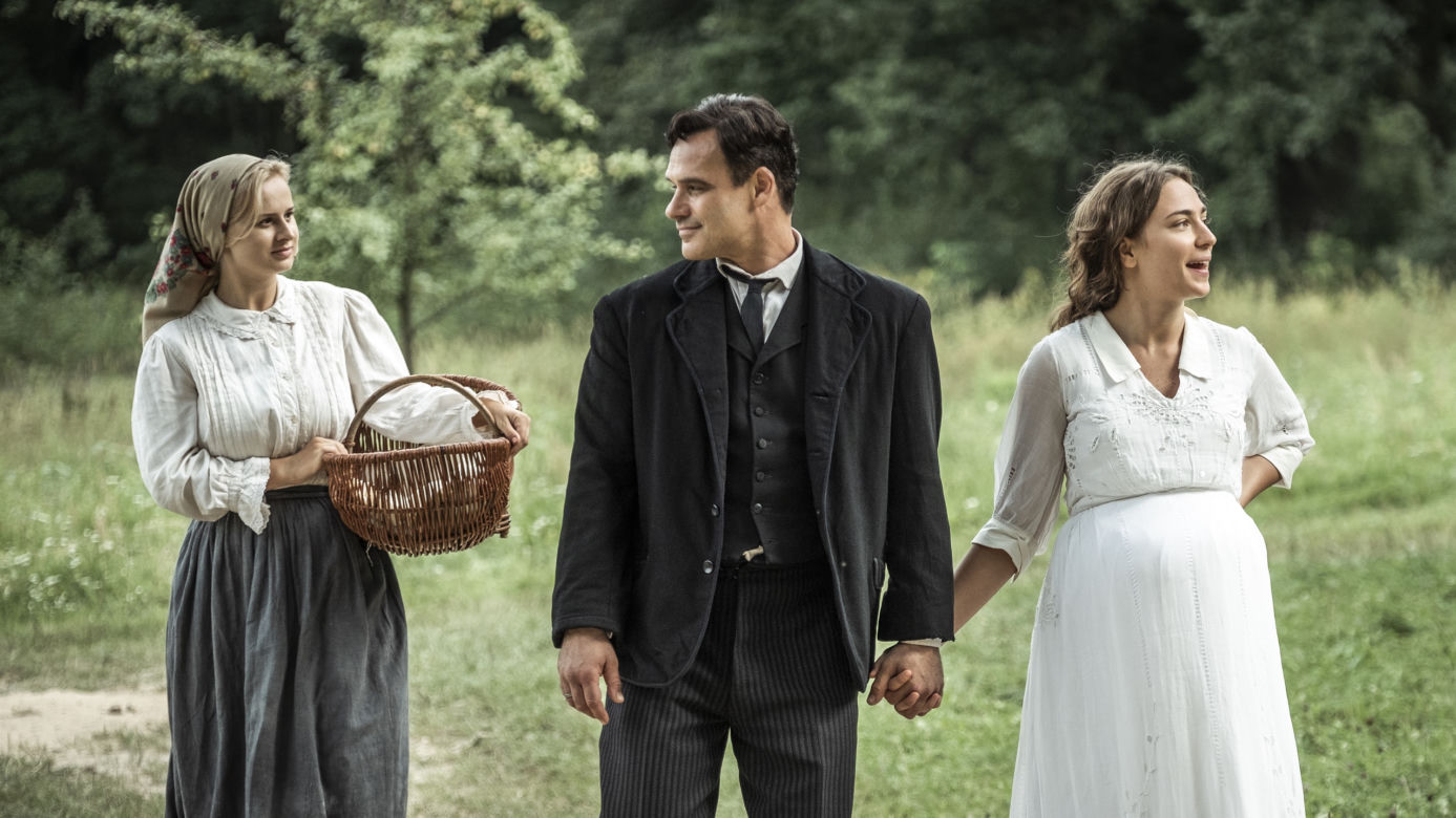 Stulecie Winnych 1 sezon odc. 1. Stanisław (Jan Wieczorkowski), Katarzyna (Zuzanna Lit), Andzia (Barbara Wypych)