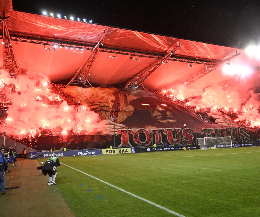 Mecz Legii z Lechem opóźniony przez kibiców. Potężne racowisko!