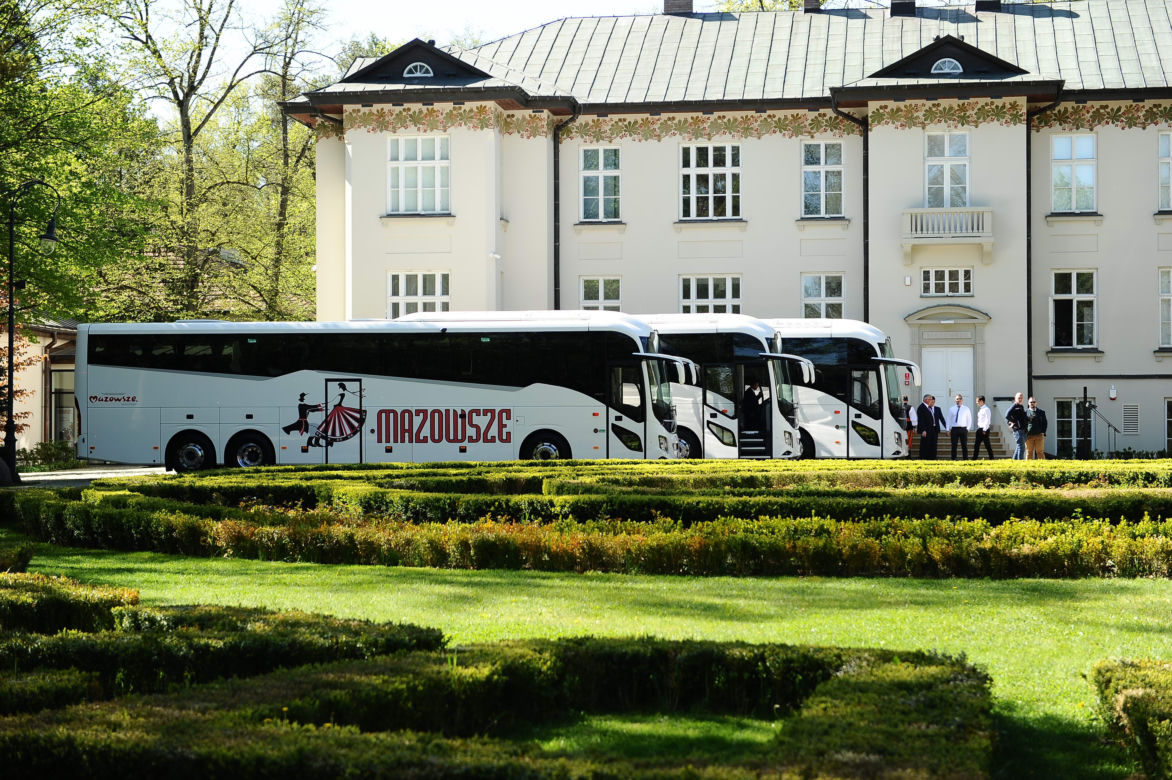 Mazowsze dostało autokary i rondo. Zespół pieśni i tańca świętuje w Otrębusach