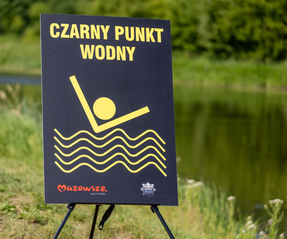 Tablica Czarny Punkt Wodny nad rzeką na Mazowszu. O bezpieczeństwie nad wodą przeczytasz na SE.