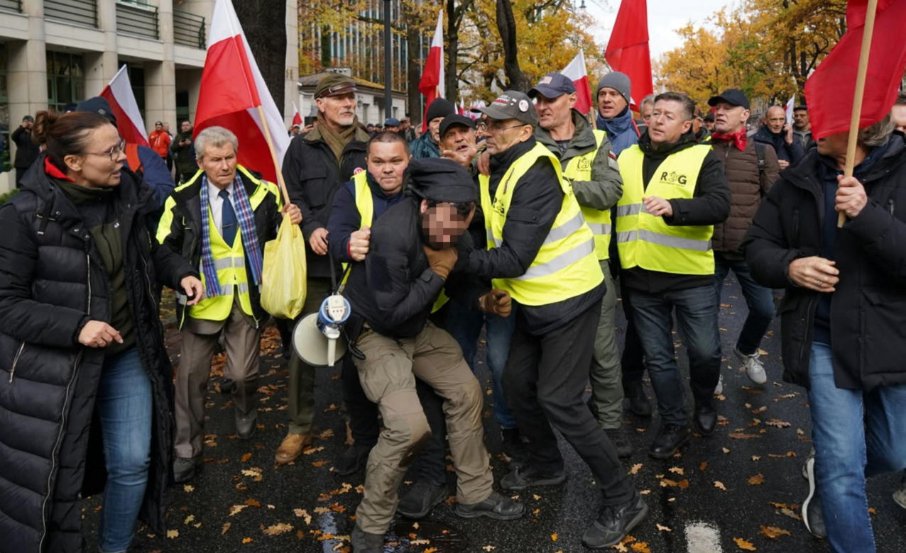 Uderzył kobietę przed Trybunałem Konstytucyjnym. Miał przy sobie nóż, pistolet i narkotyki!