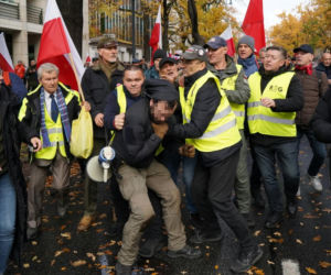 Uderzył kobietę przed Trybunałem Konstytucyjnym. Miał przy sobie nóż, pistolet i narkotyki!