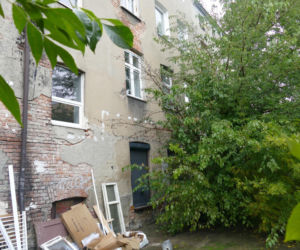 Wypchnął Olę z okna, bo nie chciała do niego wrócić. Drzewa uratowały jej życie