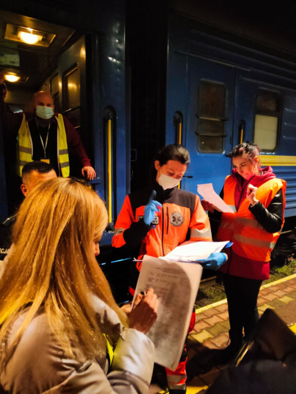 Ratownicy Ewakuowali niepełnosprawne dzieci z ukraińskiego sierocińca