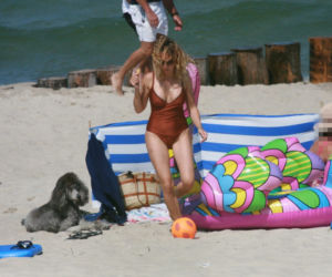 Anna Kalczyńska przyniosła ptaka na plażę