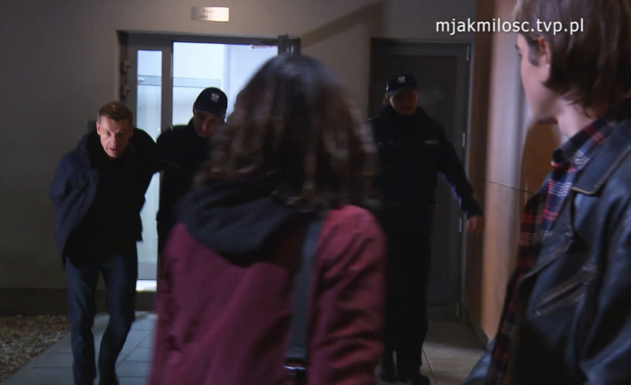 M jak miłość, odcinek 1712: Paweł (Rafał Mroczek), Basia (Gabriela Raczyńska), Jasiek (Stanisław Dusza), policja
