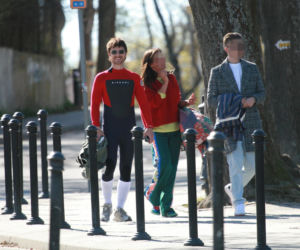 Maciej Musiał nad morzem z deską