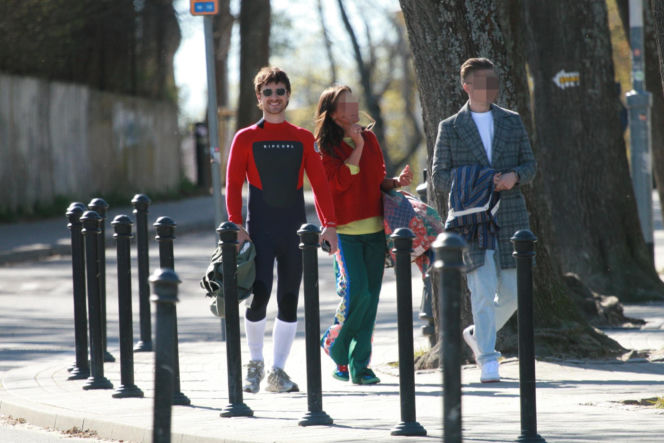 Maciej Musiał nad morzem z deską