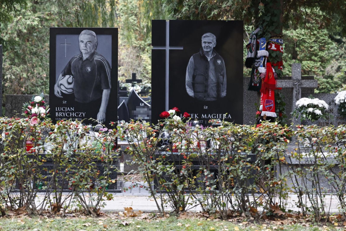 Groby Jacka Magiery i Lucjana Brychczego na Cmentarzu Wojskowym na Powązkach