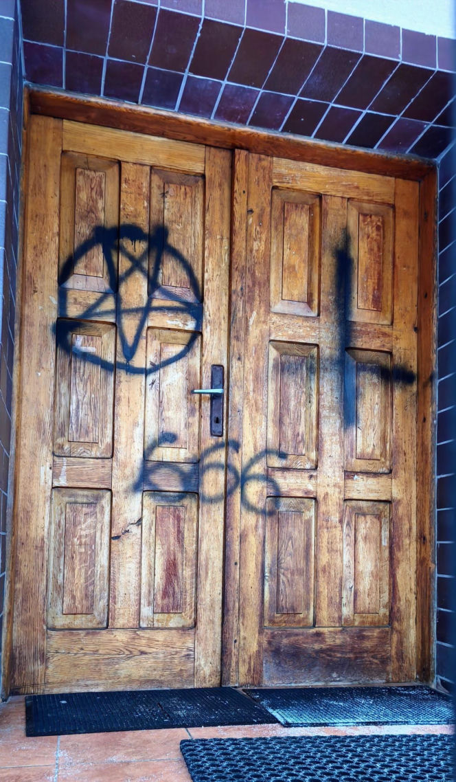 Satanistyczne znaki i groźby w Poznaniu. „Ten kościół spłonie”. Ksiądz zabiera głos