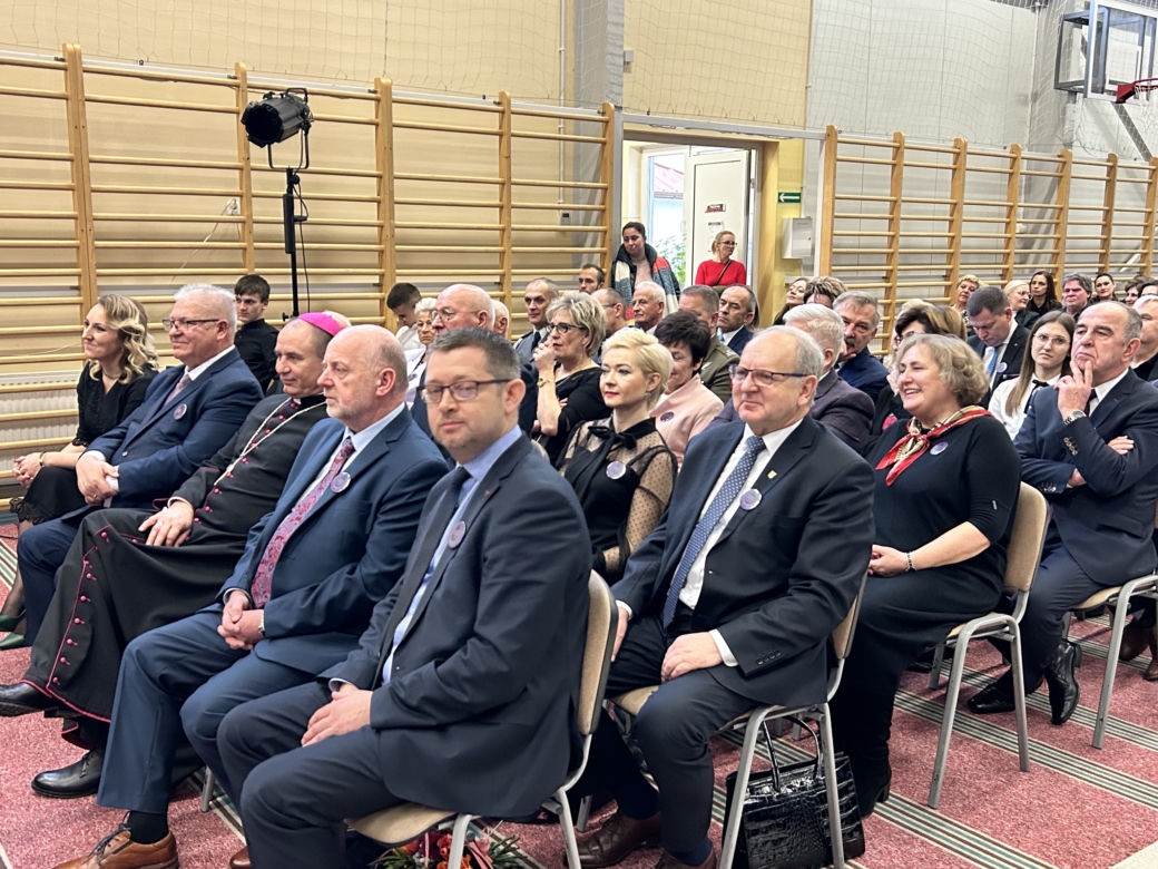 Uczniowie pierwszych klas w Kleczewie ślubowali na nowy sztandar