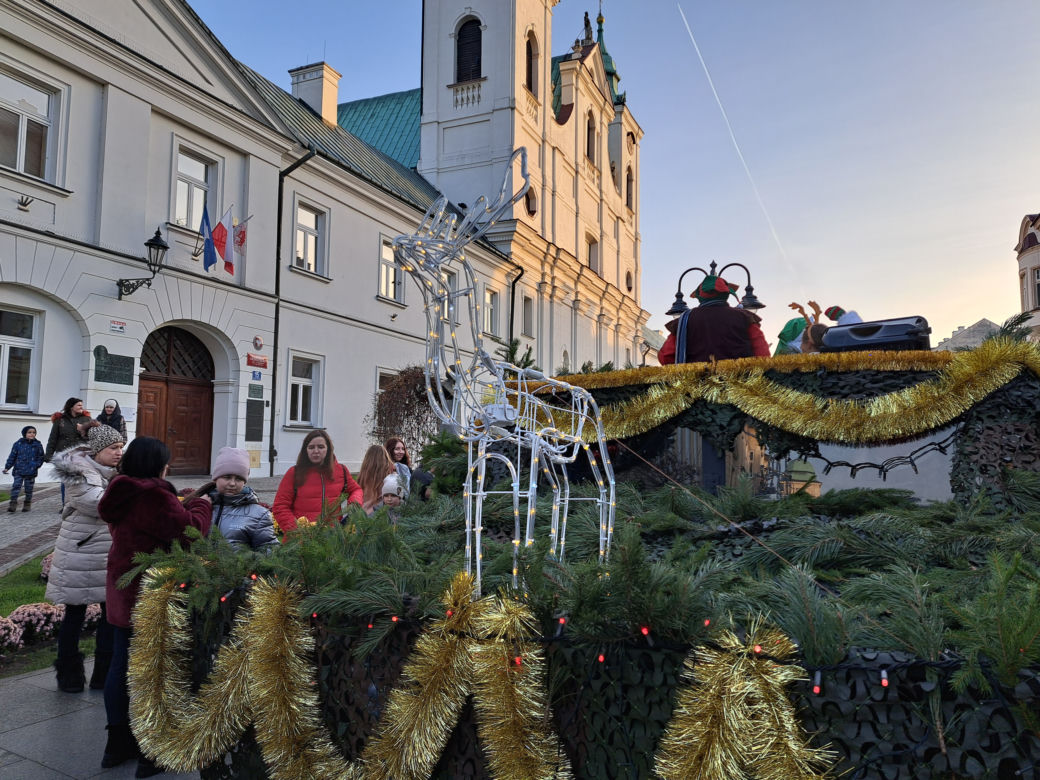 Parada Św. Mikołaja w Rzeszowie. Tłumy dzieci na spotkaniu ze Świętym na Rynku
