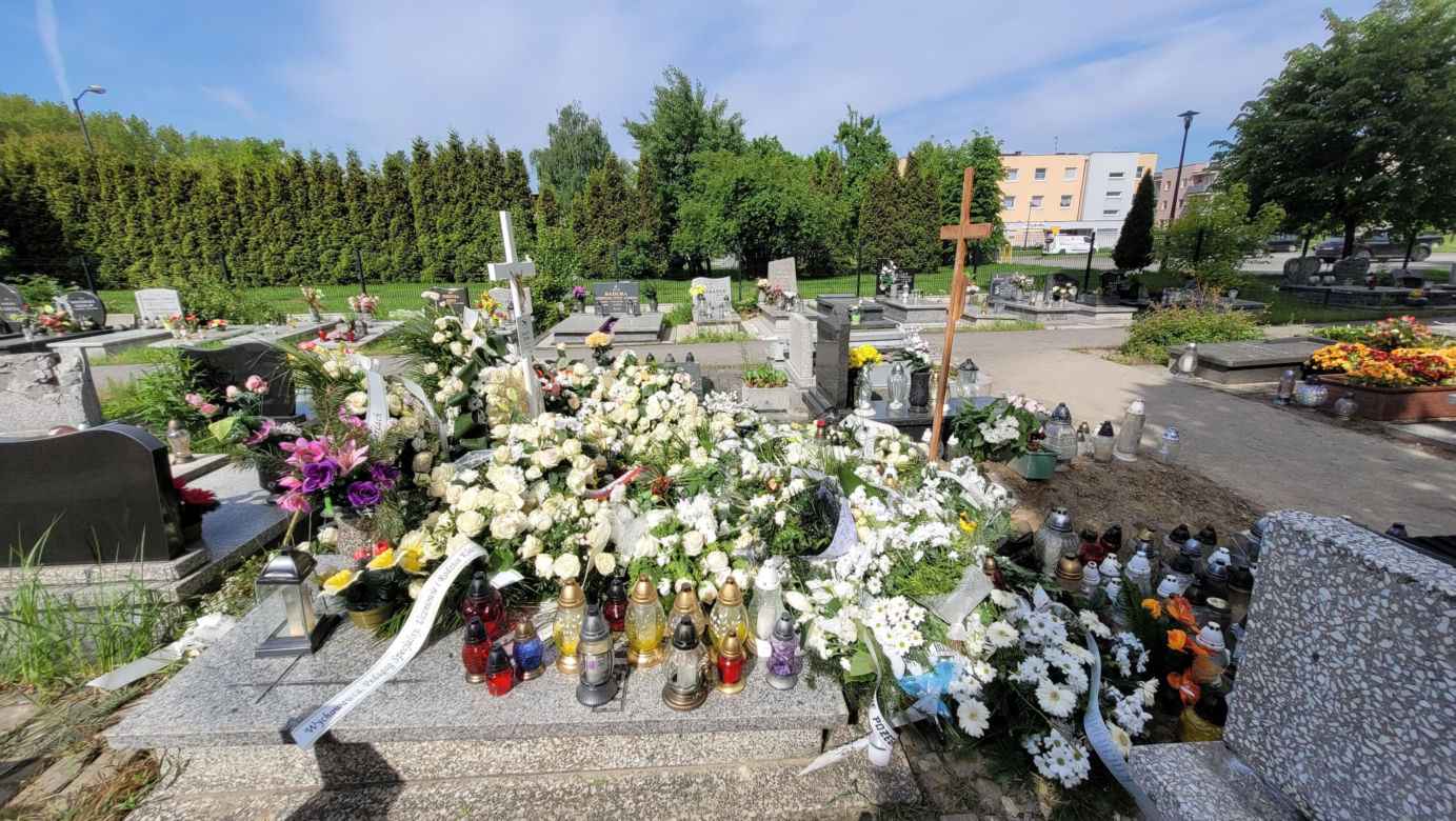 Grób 11-letniego Sebastiana zasypany białymi kwiatami. Mieszkańcy pamiętają o chłopcu