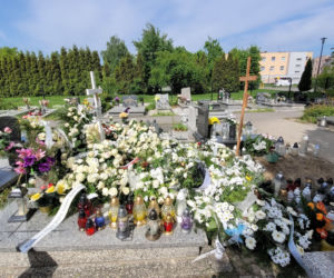 Grób 11-letniego Sebastiana zasypany białymi kwiatami. Mieszkańcy pamiętają o chłopcu