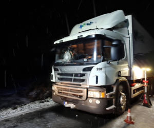 Młody mężczyzna walczy o życie. W powiecie kościańskim ciężarówka potrąciła pieszego [ZDJĘCIA]