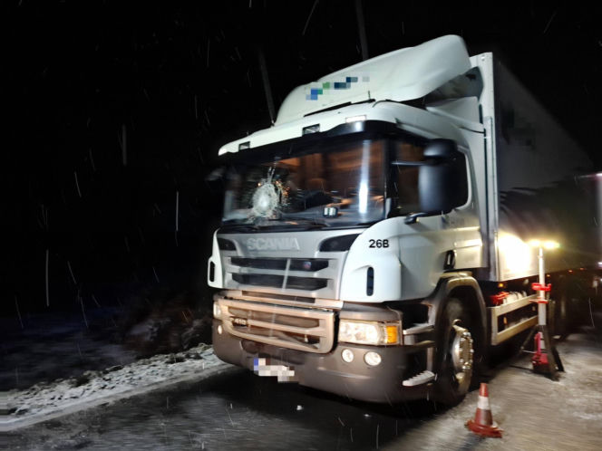 Młody mężczyzna walczy o życie. W powiecie kościańskim ciężarówka potrąciła pieszego [ZDJĘCIA]