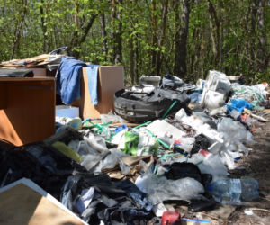 Nielegalne wysypisko śmieci na Targówku