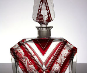 Styl art deco – czeski kryształowy flakon na perfumy. Charakterystyczna geometryzująca forma i wyrazista kolorystyka