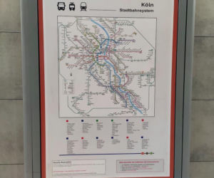 Krakowski tramwaj i przystanek bohaterami serialu Westwall