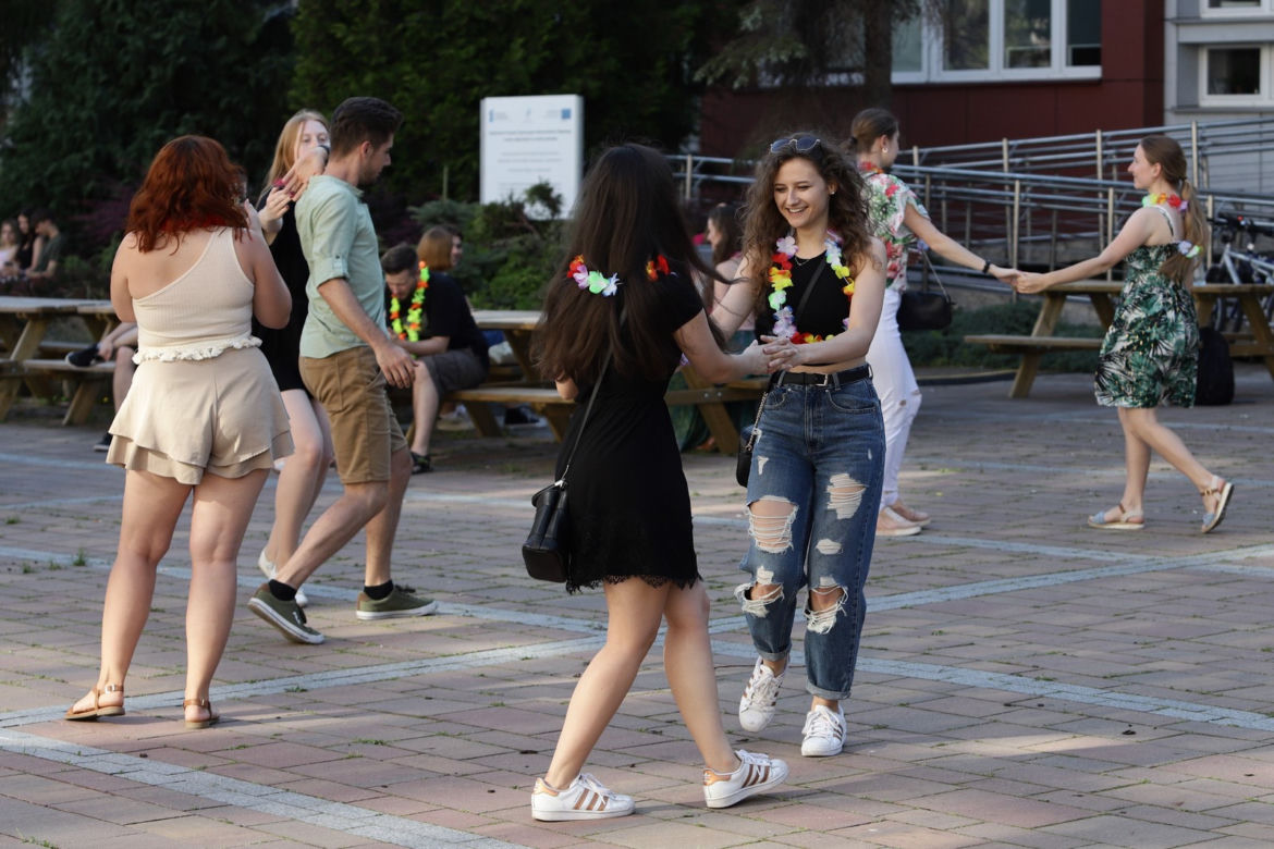 Studenci urządzili potańcówkę pod Uniwersytetem Śląskim w hawajskim stylu