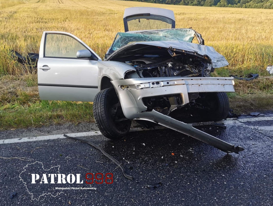 Śmiertelny wypadek pod Krakowem. Czołowe zderzenie dwóch aut. Jedna ofiara, sześć osób rannych [ZDJĘCIA]