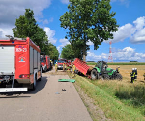 Gmina Śniadowo. Ciągnik rolniczy uderzył w drzewo. Kierujący trafił do szpitala!