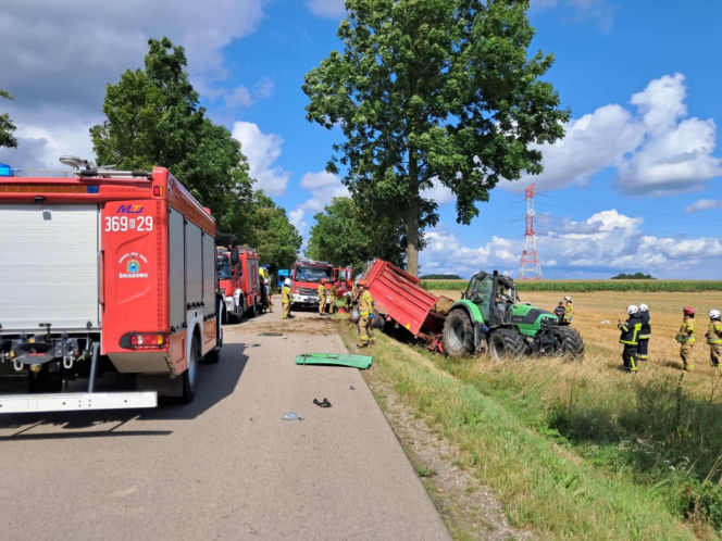 Gmina Śniadowo. Ciągnik rolniczy uderzył w drzewo. Kierujący trafił do szpitala!