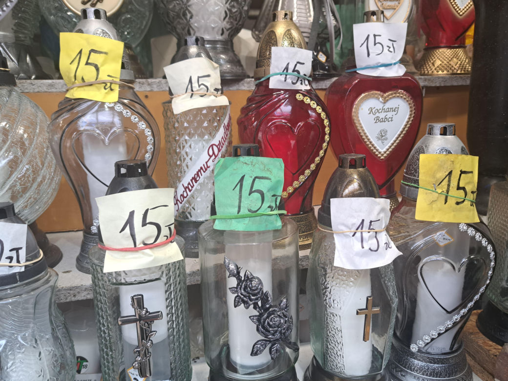 Wszystkich Świętych 2023. Ile w Krakowie trzeba zapłacić za znicze?