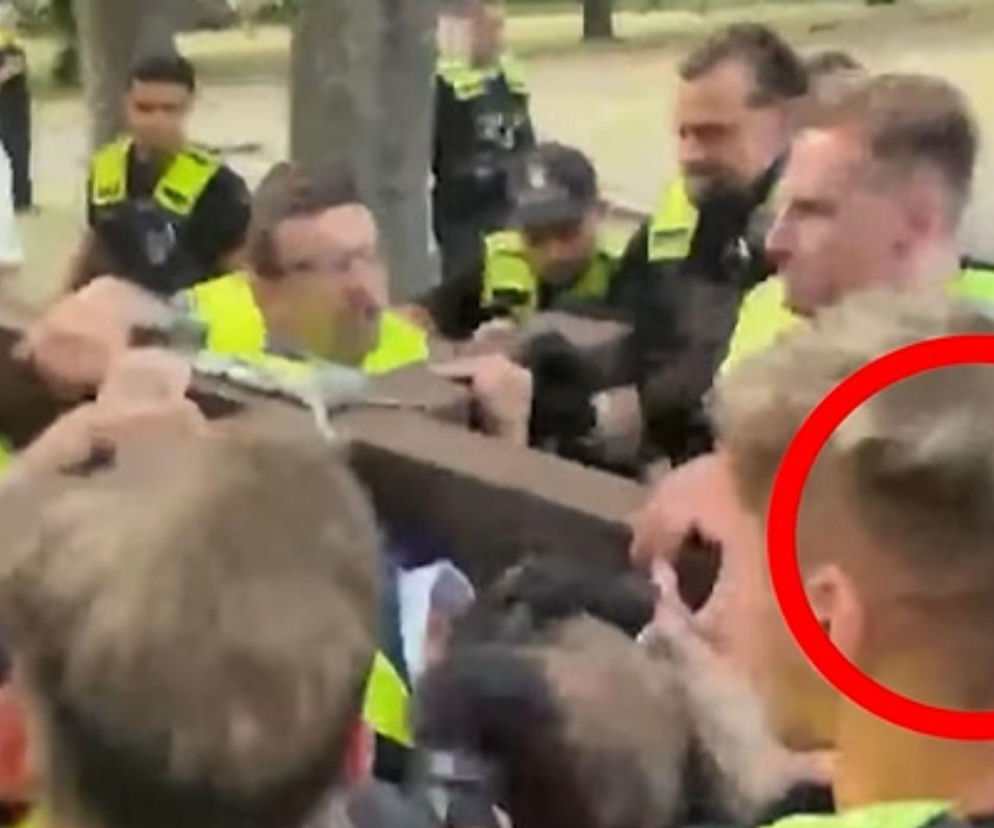 Awantura w Berlinie po zatrzymaniu Bąkiewicza. Niemieccy policjanci w jasnych kamizelkach i czarnych koszulkach szarpią się z demonstrantami niosącymi duży drewniany krzyż, co wywołało falę komentarzy i gróźb, o czym przeczytasz na naszym portalu.