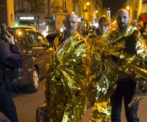 Ewakuacja ludzi z klubu Bataclan