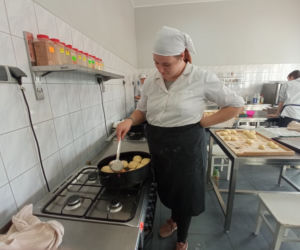 Warsztaty pieczenia pączków w grudziądzkim gastronomiku