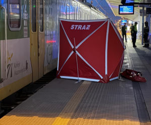 Młody mężczyzna wtargnął na tory, 21-latek nie żyje. Pociągi opóźnione lub odwołane