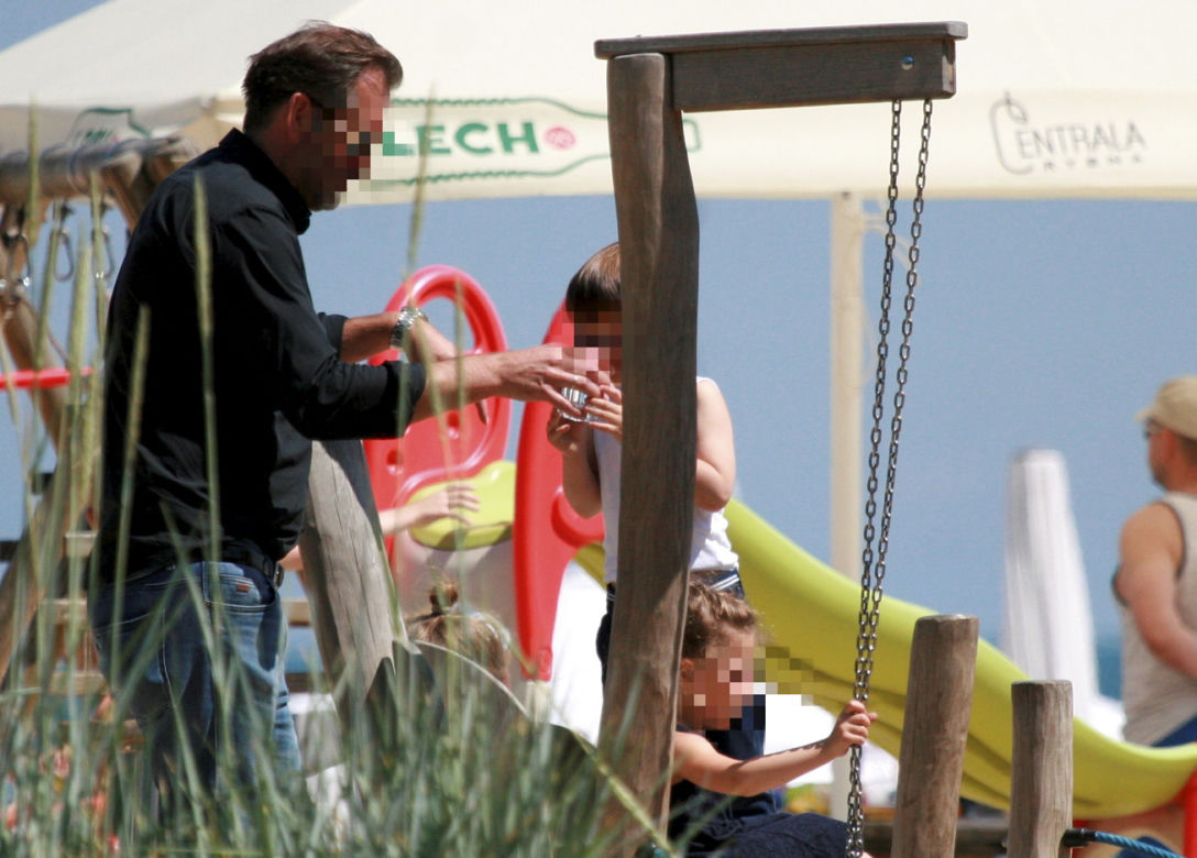Marta Kaczyńska z trzecim mężem i synkiem na plaży 