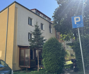 Pożar mieszkania w Świdniku. W środku została przerażona Królinka. Strażacy uratowali jej życie