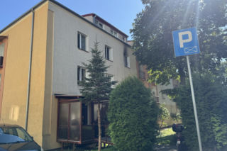 Pożar mieszkania w Świdniku. W środku została przerażona Królinka. Strażacy uratowali jej życie