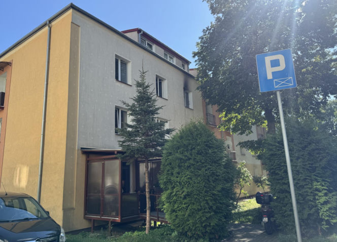 Pożar mieszkania w Świdniku. W środku została przerażona Królinka. Strażacy uratowali jej życie