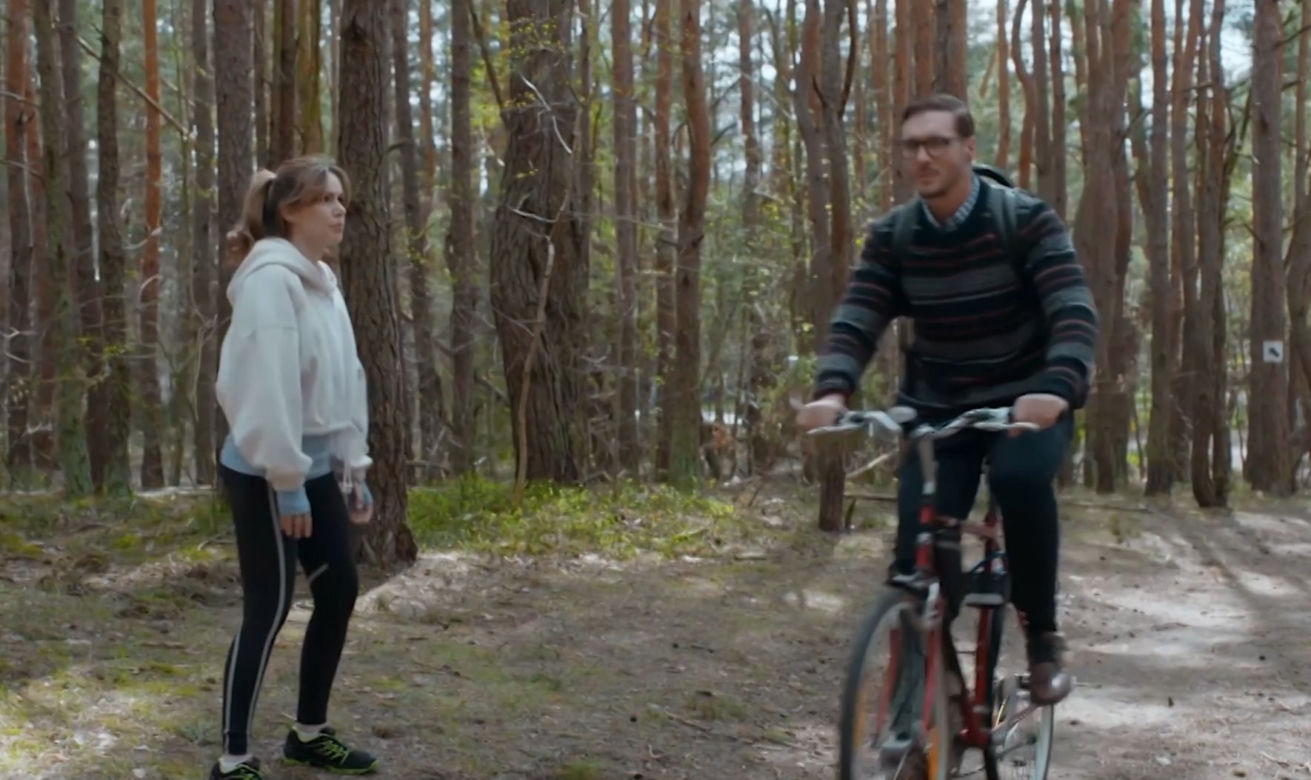 Na dobre i na złe po wakacjach 2022. Hania (Marta Żmuda Trzebiatowska), Piotr Korban (Mikołaj Roznerski)	
