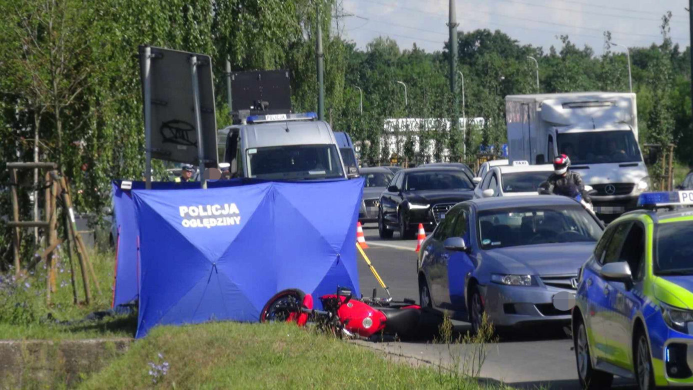Śmiertelny wypadek na Białołęce. Wyleciał z pojazdu i uderzył w znak drogowy. Motocyklista zginął na miejscu