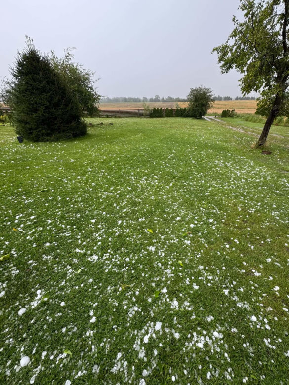 Gradobicie na Mazurach. Kule lodu wielkości pięści niszczyły dachy i samochody!
