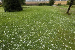 Gradobicie na Mazurach. Kule lodu wielkości pięści niszczyły dachy i samochody!
