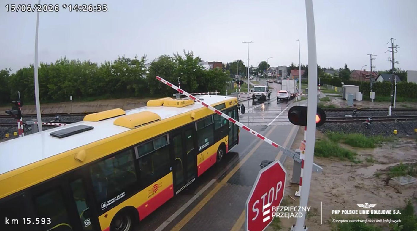 Pociągi wróciły do Łomży. Szokujące sceny na przejazdach kolejowych. PKP pokazało nagranie