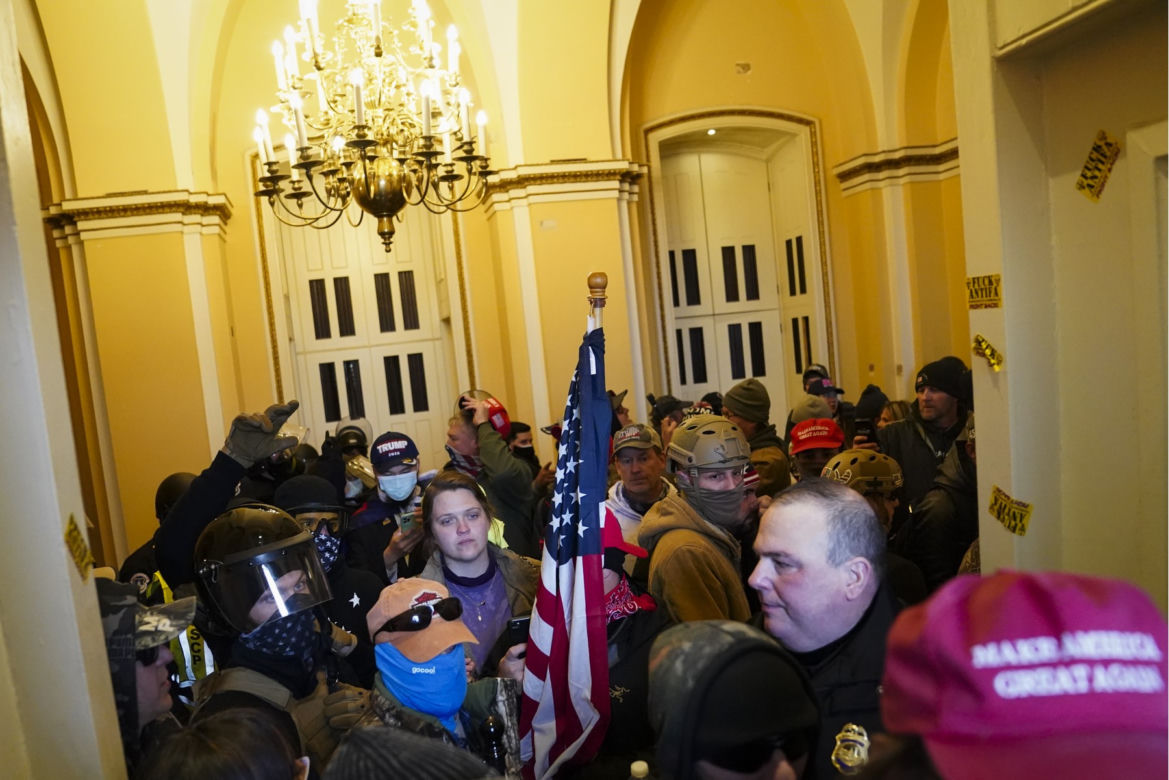 Rewolucja w USA! zwolennicy Trumpa odbili Kapitol, są OFIARY