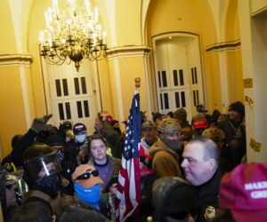 Rewolucja w USA! zwolennicy Trumpa odbili Kapitol, są OFIARY