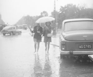 Warszawa zniknęła pod wodą! Zalane ulice i chodniki. Co tam się działo! Archiwalne zdjęcia z lat 60.