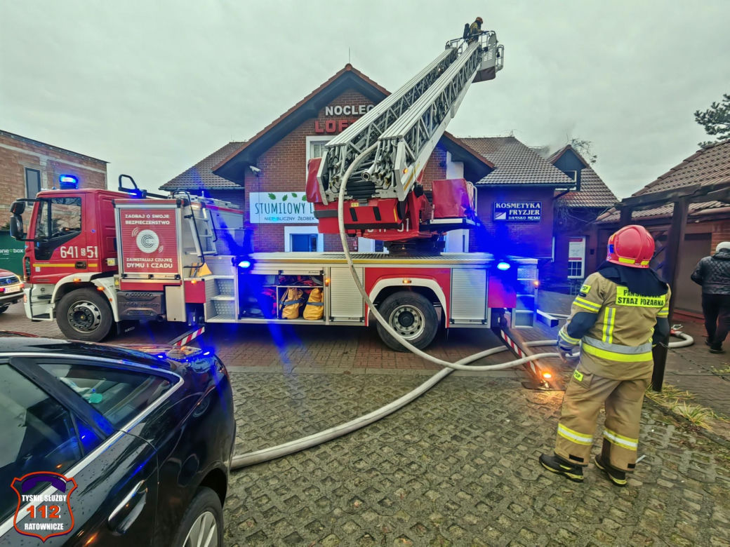 Pożar w Tychach. W budynku znajduje się żłobek i hotel. Trwa akcja strażaków